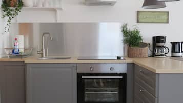 Frigorífic, forn, placa de cuina i cafetera i tetera