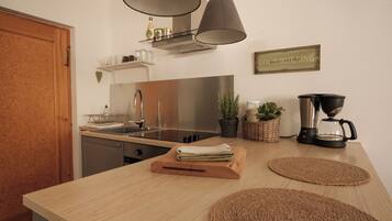 Een koelkast, een oven, een kookplaat, een koffiezetapparaat/waterkoker