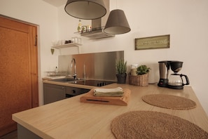 Fridge, oven, stovetop, coffee/tea maker - Vacation apartment CramerTwo rooms for 4 persons (Gerolzhofen)