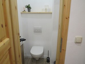 Douche, sèche-cheveux, serviettes fournies, savon