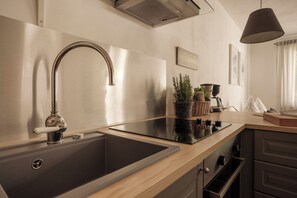 Réfrigérateur, un four, surface de cuisson, cafetière-théière