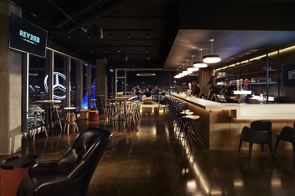 Bar di atap
