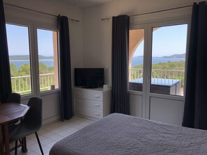 Tabla de planchar con plancha, wifi y ropa de cama 