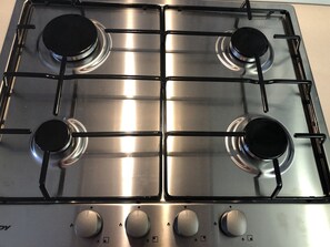 Mikrowelle, Ofen, Wasserkocher mit Kaffee-/Teezubehör