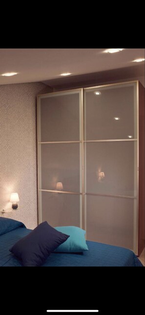 2 habitaciones, tabla de planchar con plancha, wifi y ropa de cama 