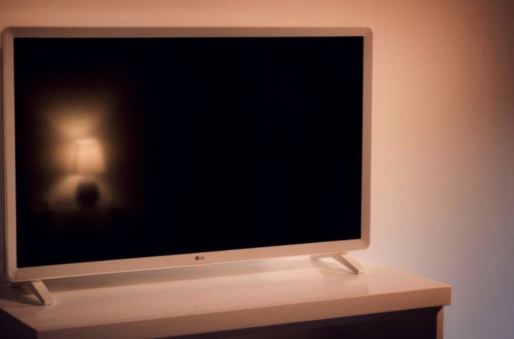 Ein Flachbildfernseher auf einem Standfuß.