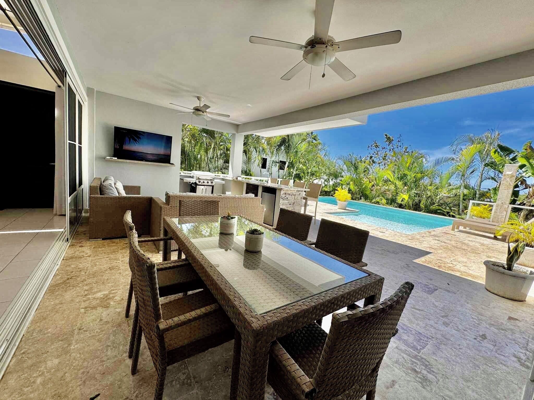 Outdoor dining