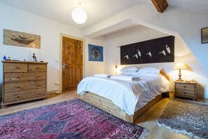 3 bedrooms, desk, iron/ironing board, WiFi - Lovely large apartment great views (Passy)