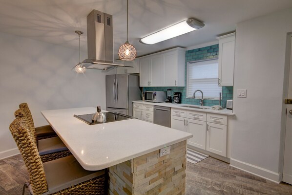 Jääkaappi, mikroaaltouuni, uuni, liesi