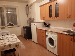 冷蔵庫、コンロ、電気ポット、調理器具と食器