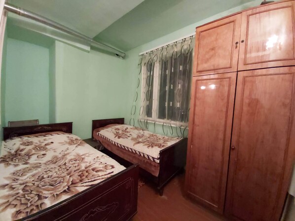 デスク、防音設備、WiFi (無料)、ベッドシーツ