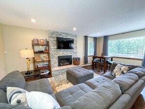 TV, caminetto, lettore DVD, tavolo da calcetto