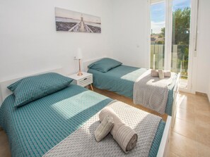 3 habitaciones, tabla de planchar con plancha, wifi y ropa de cama 