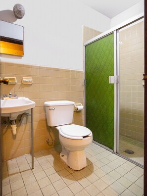 Quarto standard | Banheiro | Chuveiro, toalhas de banho, sabonete 