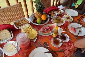 Esmorzar diari de cuina local gratuït 