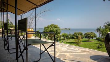 Standaard tent | Individueel gedecoreerd, individueel gemeubileerd, een bureau