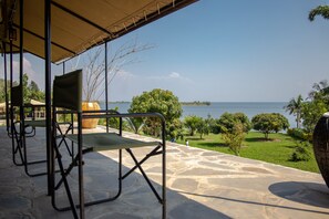 Tenda de campanya estàndard | Decoració individual, mobiliari individual, escriptori i wifi gratuïta 