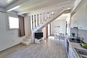 Jääkaappi, uuni, liesi, kahvin-/teenkeitin