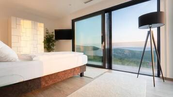 4 bedrooms, iron/ironing board, WiFi