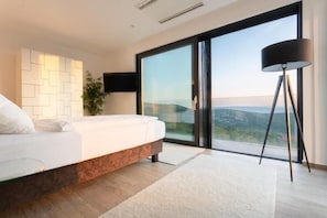 4 bedrooms, iron/ironing board, WiFi