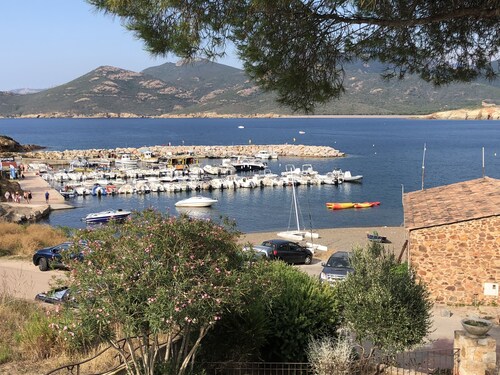 Stella marina apartment facing port and beach, swimming pool.