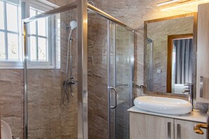 淋浴設備、水力按摩花灑、免費梳洗用品、提供毛巾