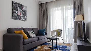 Apartemen, 1 kamar tidur | Area keluarga | Televisi layar datar 42-inci dengan saluran TV kabel dan TV