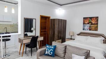 Meja kerja, Wi-Fi gratis, dan seprai linen