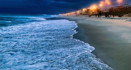 Comfortable 2 bedroom by the beach (no Next)