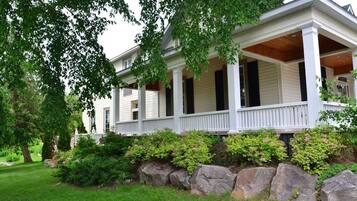 Vista frontal de la propiedad