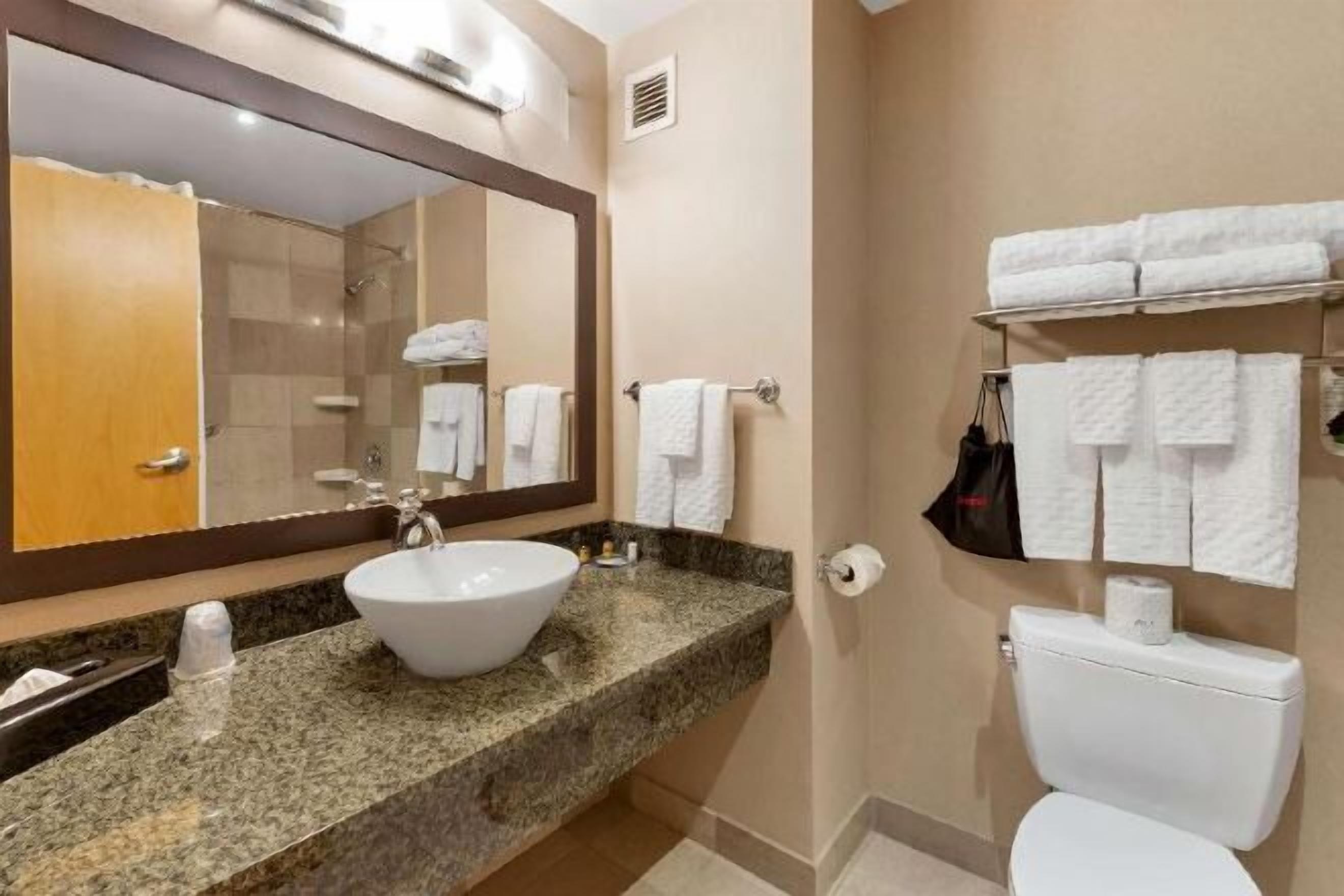 Bathroom | Combined shower/tub, towels