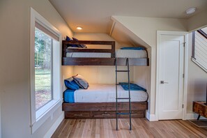 WiFi, bed sheets - Modern Chalet Duplex - 2 (Mount Hood Village)