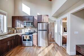 Jääkaappi, mikroaaltouuni, uuni, liesi