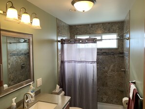 Combined shower/tub, hair dryer, towels, soap - Avalon Guest Lodge 3102 House. 2 Baths, 2 Living Rooms. Sleeps 9 (Lansing)