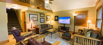 Avalon Guest Lodge 3102 House. 2 Baths, 2 Living Rooms. Sleeps 9