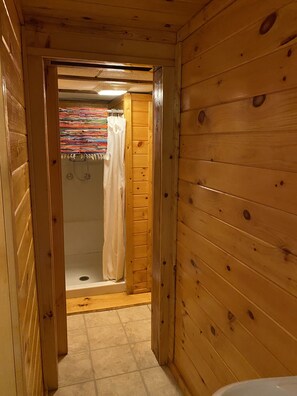 Douche, séchoir à cheveux, serviettes fournies, savon