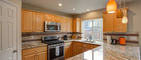 Refrigerador, microondas, horno y parrilla de estufa