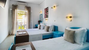 Habitación de hotel con dos camas, televisor, aire acondicionado y balcón con cortinas.