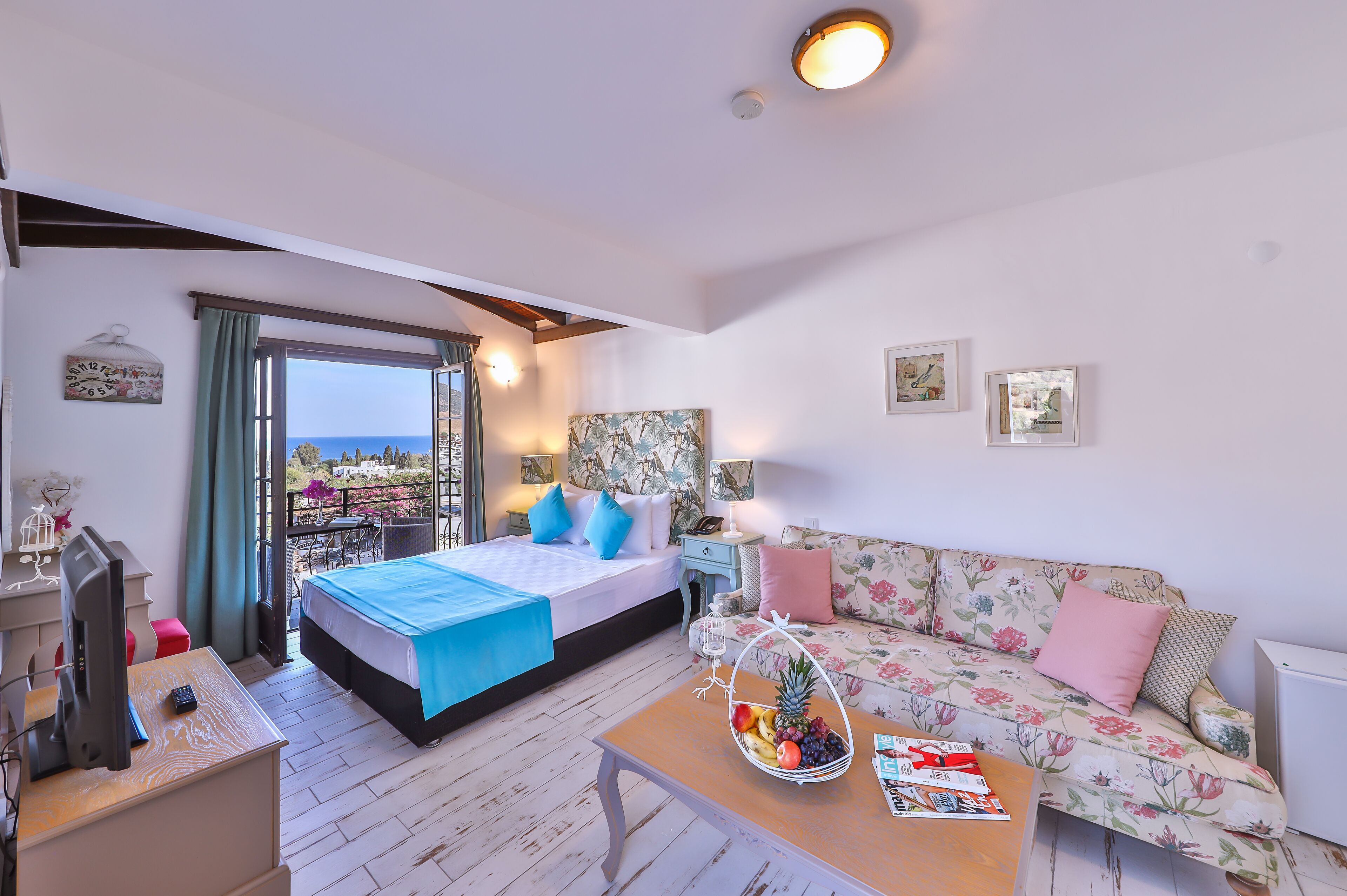 deluxe room, pool view | 1 bedroom, hypo-allergenic bedding, minibar, in-room safe