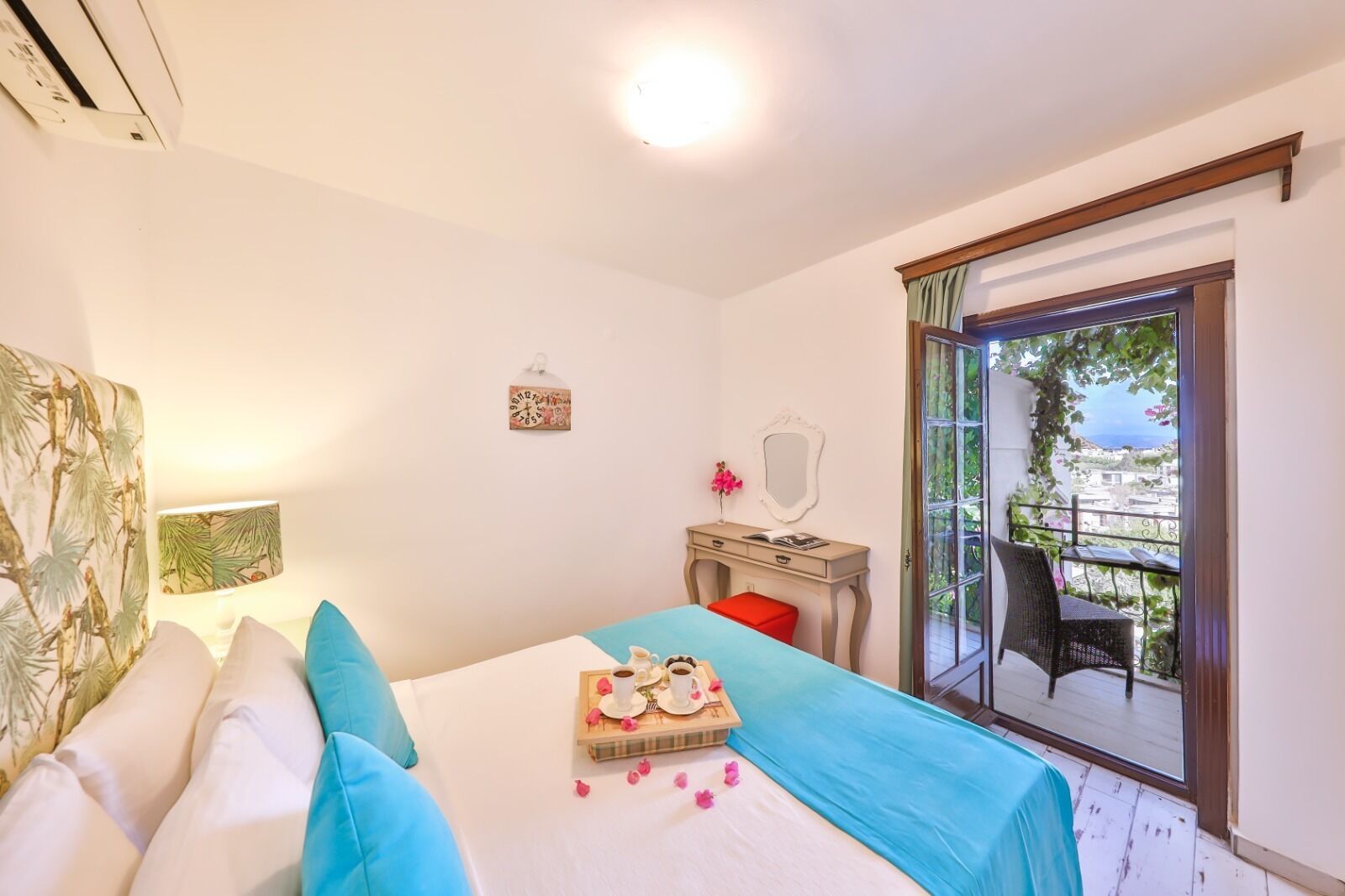 family suite, pool view | room amenity