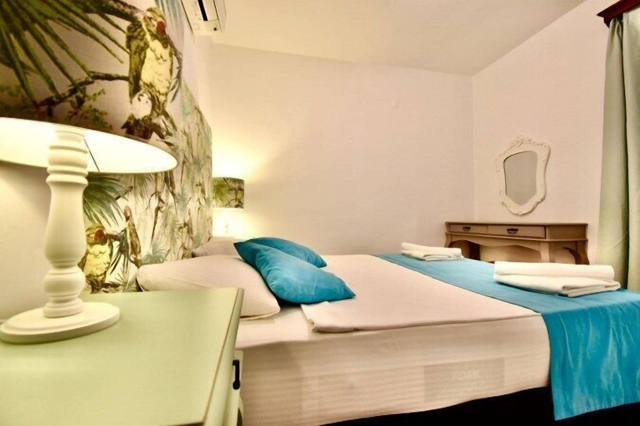 economy room | 1 bedroom, hypo-allergenic bedding, minibar, in-room safe