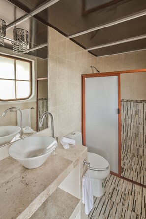 Dusche, kostenlose Toilettenartikel, Handtücher
