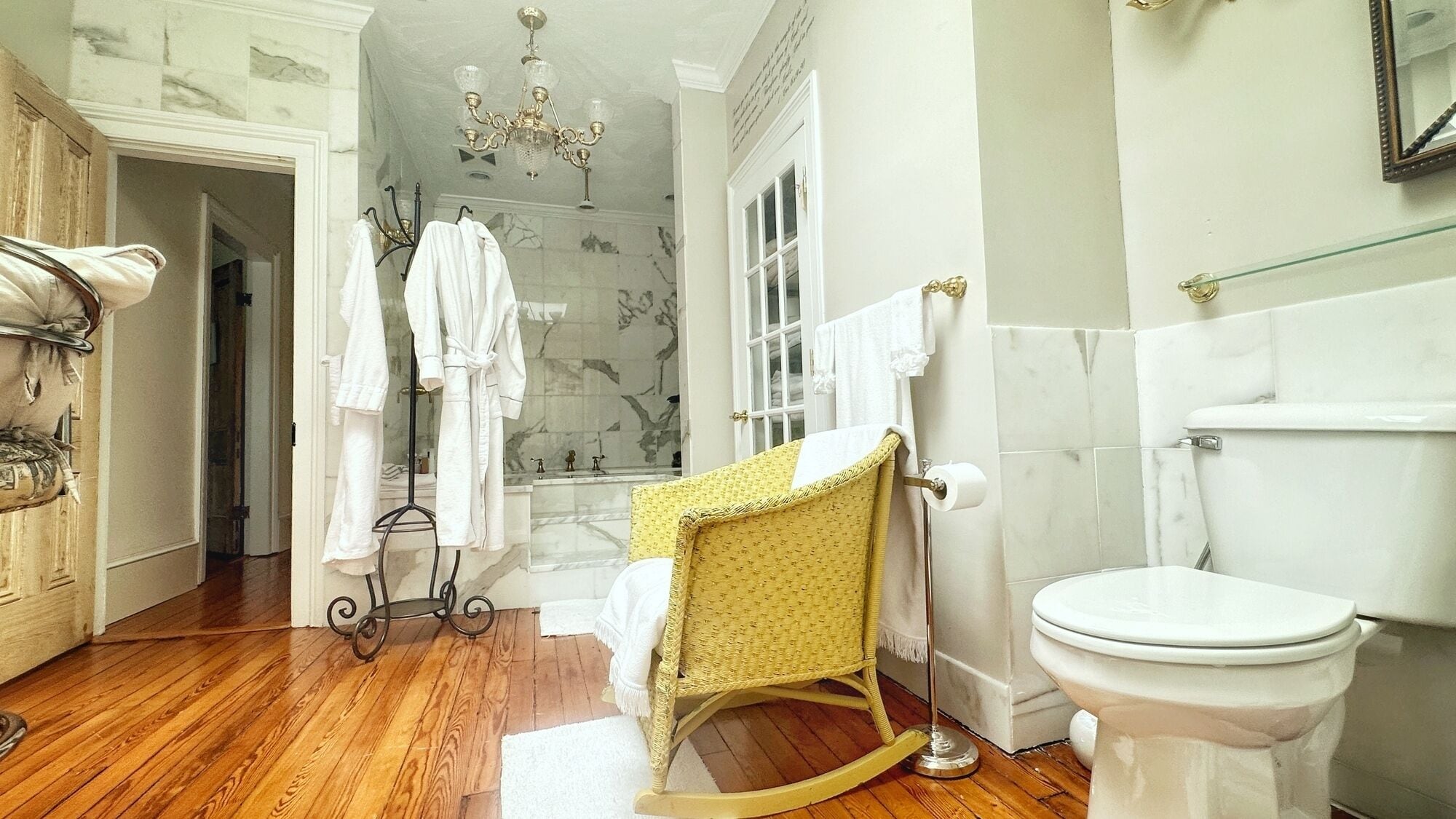 Combined shower/bathtub, jetted bath, hair dryer, towels