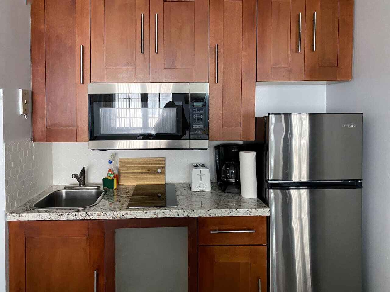 Fridge, microwave, stovetop, coffee/tea maker