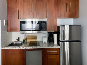 Kylskåp, mikrovågsugn, spishäll och kaffe- och tebryggare