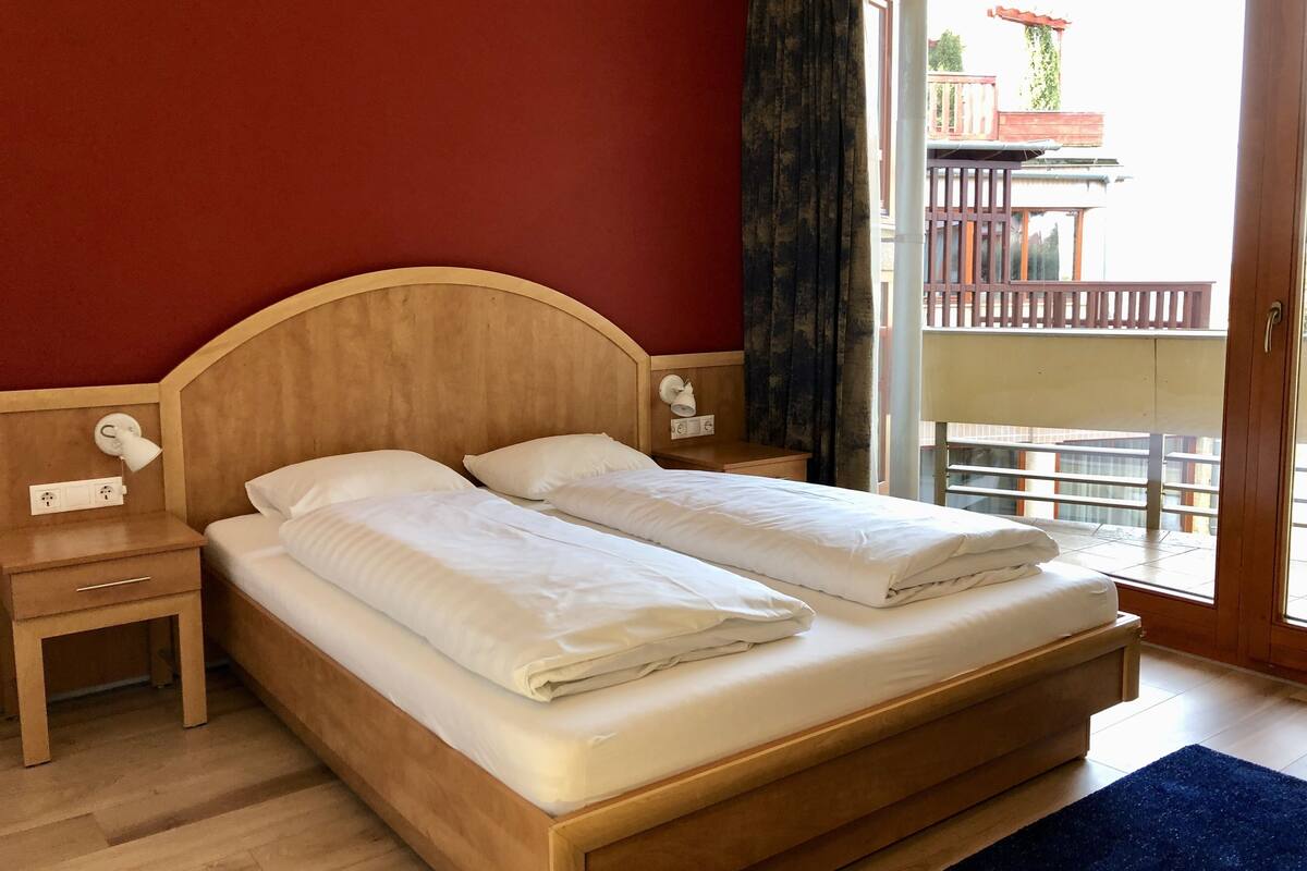 Habitación doble Deluxe, balcón | Cortinas blackout, tabla de planchar con plancha y wifi gratis