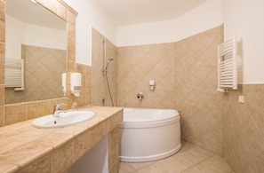 Habitación doble Deluxe, balcón | Baño | Regadera, amenidades de baño gratuitas, secadora de cabello, pantuflas