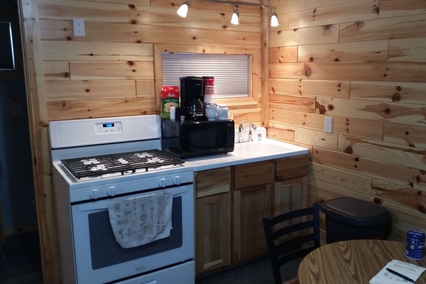 Refrigerador con freezer, microondas, horno, placa de cocina