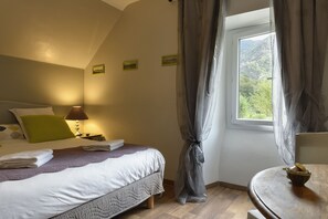 5 quartos, escrivaninha, ferros/tábuas de passar roupa, berço de viagem