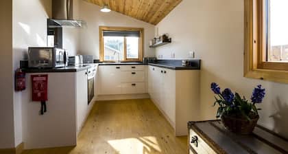 Laurel Lodge - 2 Bedroom Log Cabin - St Florence